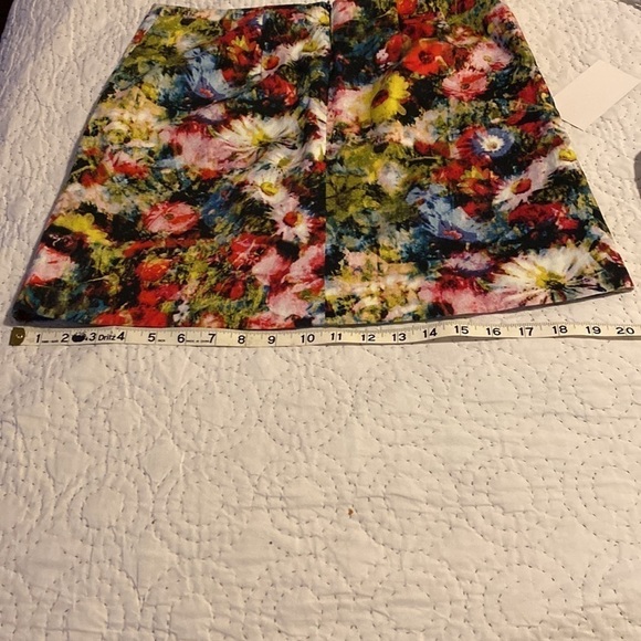 Chelsea and Theodore mini skirt size 4 fully lined two pockets flowers colours - Picture 10 of 11